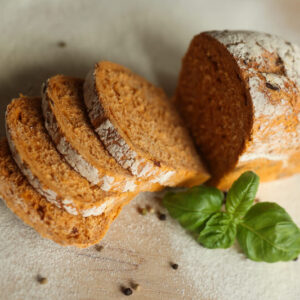 Chleb z suszonymi pomidorami krojony