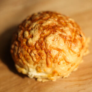 Kajzerka z serem żółtym